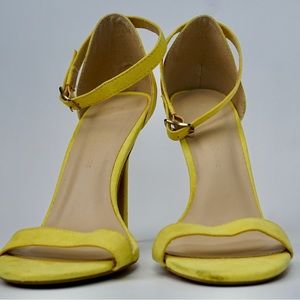 Pre-owned yellow open toe pump heels. Size 8